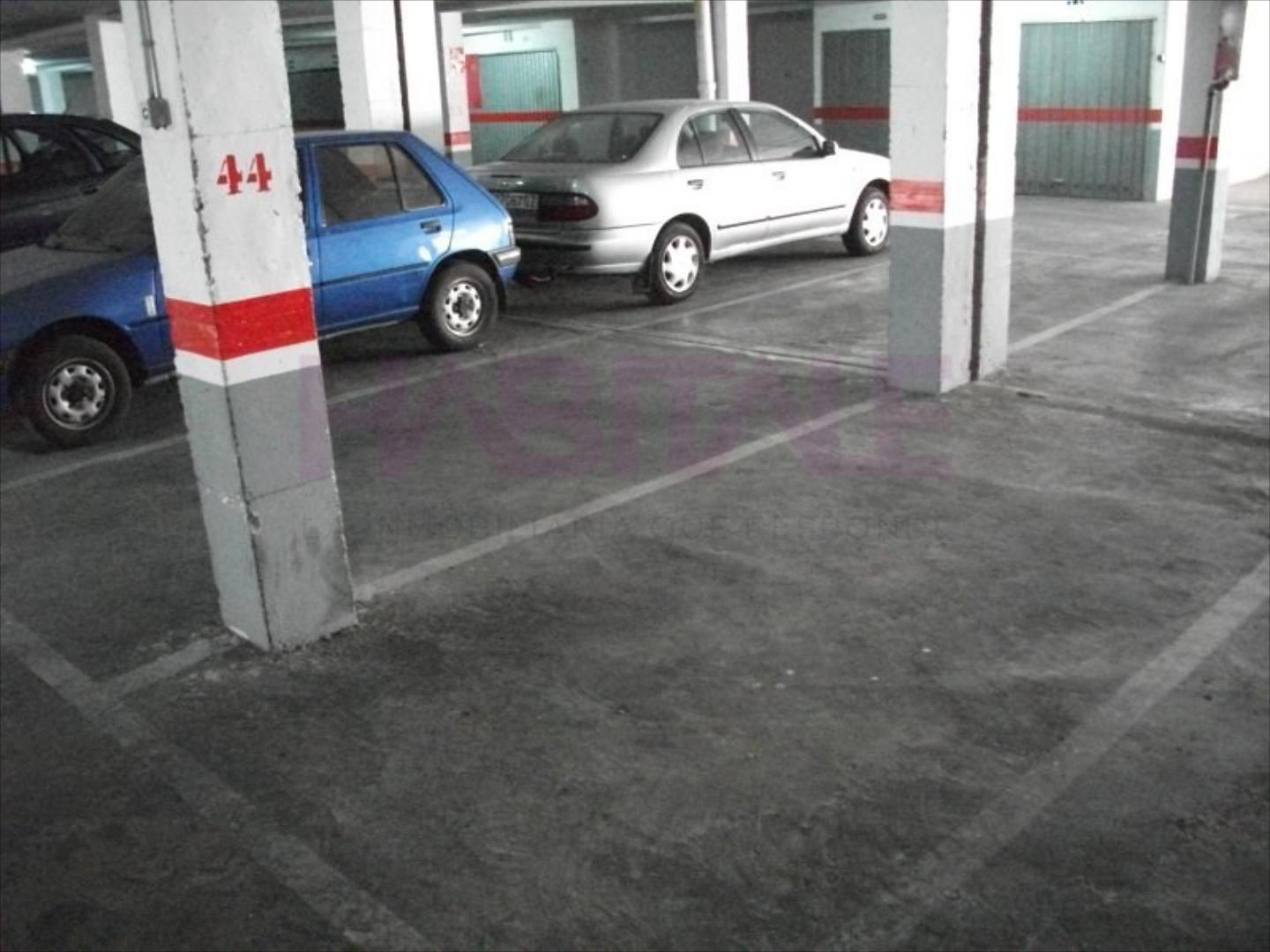 Plaza de garaje en zona muy saturada de coches con difícil aparcamiento, con posibilidad de comprar la de detras con mis