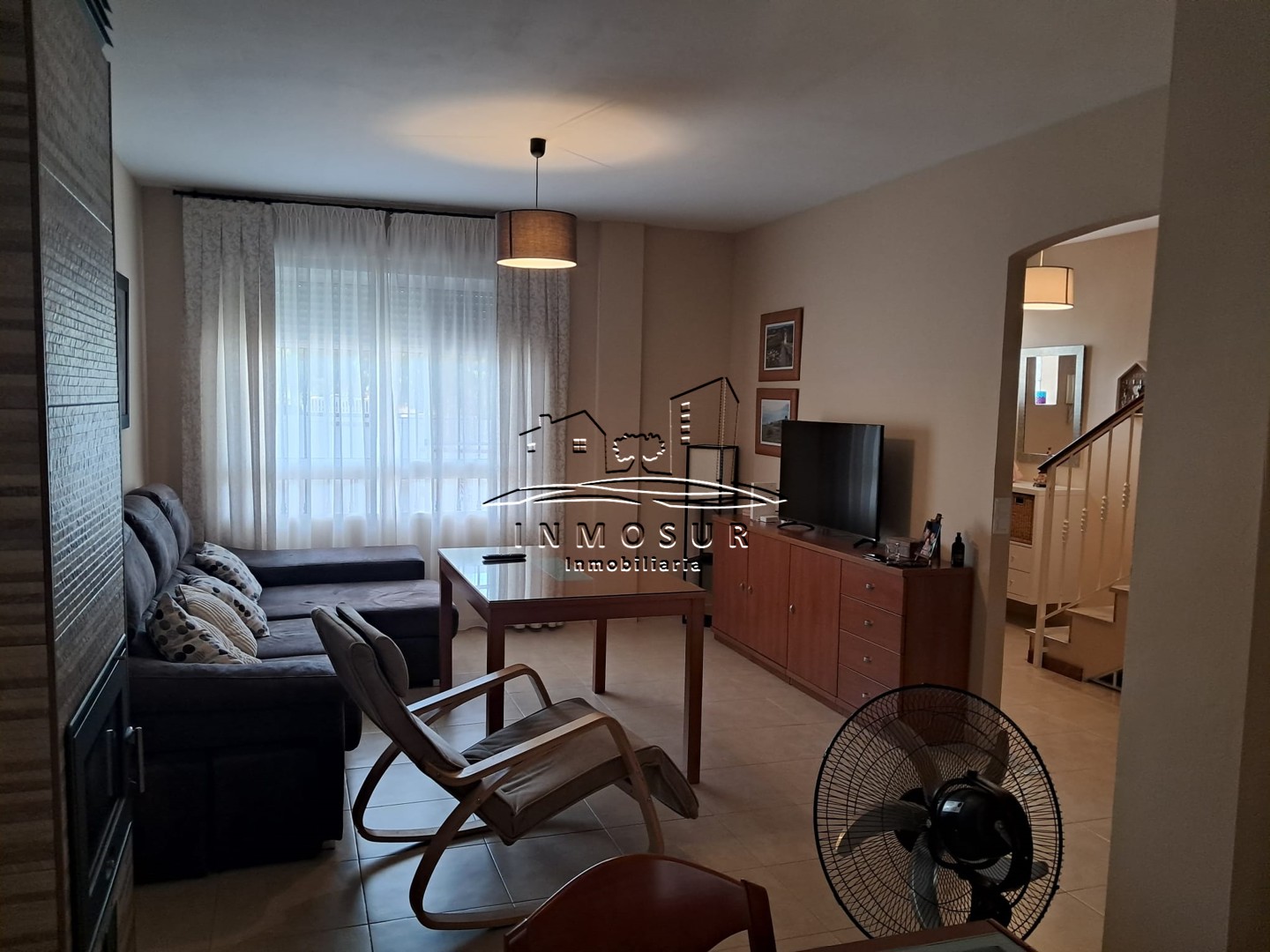Casa en zona Ronda del Valle. Cuenta con una superficie construida de 197 m2. Dispone de un sótano al que se accede desd