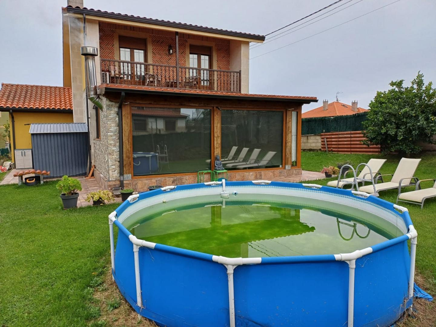 chalet individual en La Aparecida-Ampuero (Cantabria).
La vivienda consta de dos plantas:
La planta baja se distribuye
