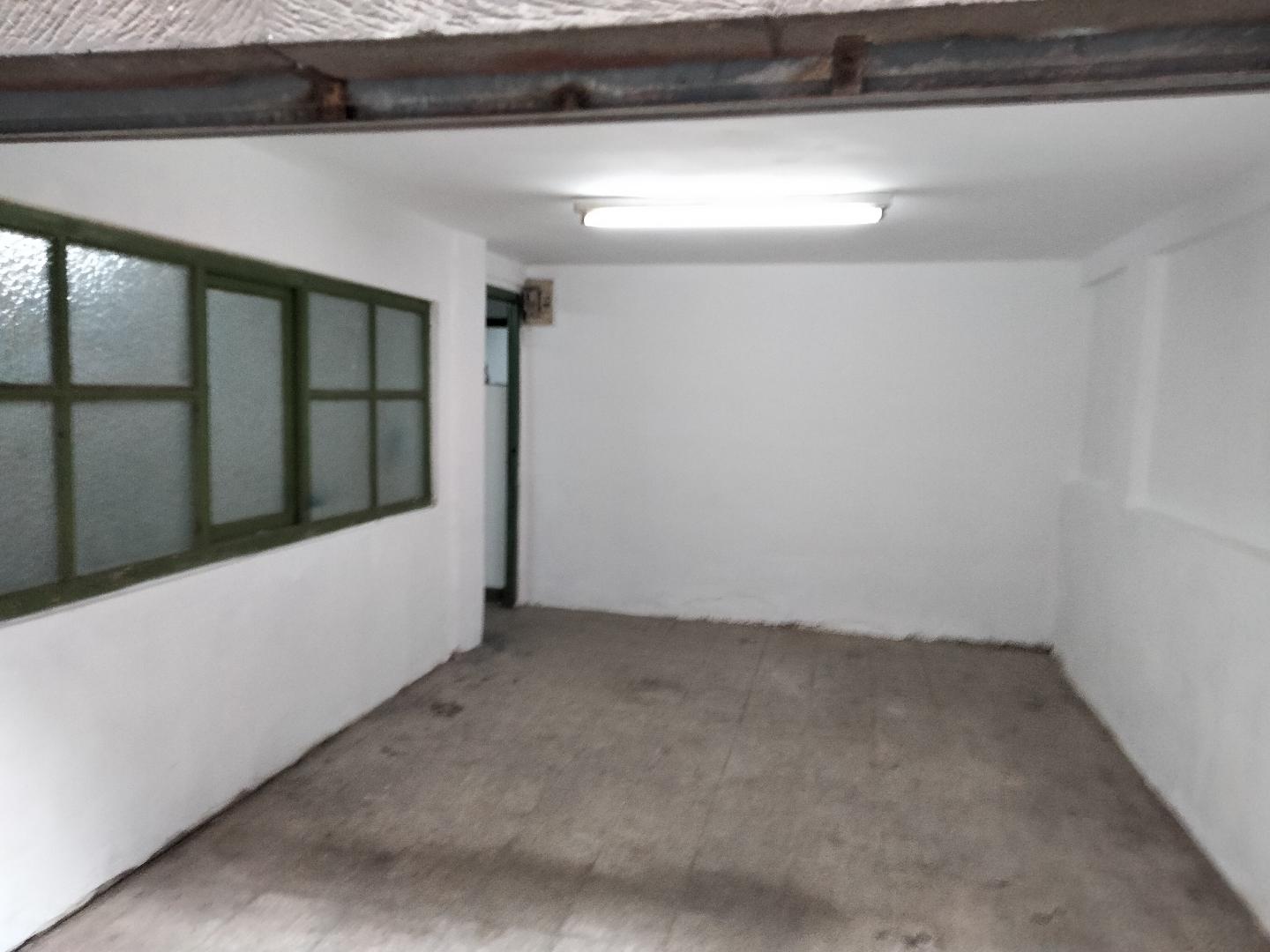 Local en venta a pie de calle en Sestao, 60m2, zona la Unión, Edificio de hormigón. Varias estancias con ventanas a pati