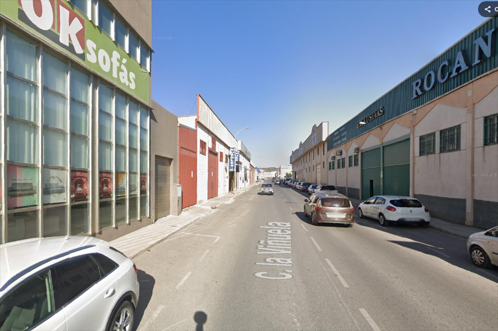 Nave en Polígono Industrial La Viñuela. Cuenta con una superficie de 1.200 m2. y 200 m2. de patio. Nave en una sola altu