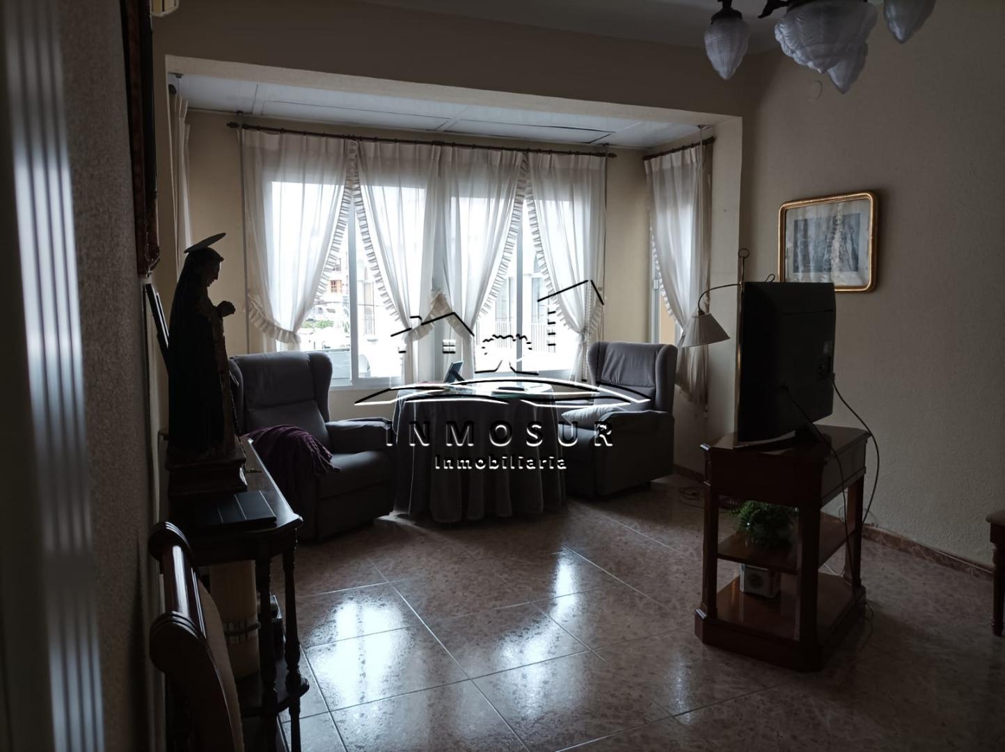 Piso en zona Plaza Nueva. Dispone de una superficie construida de 149 m2., distribuidos en recibidor, salón-comedor con