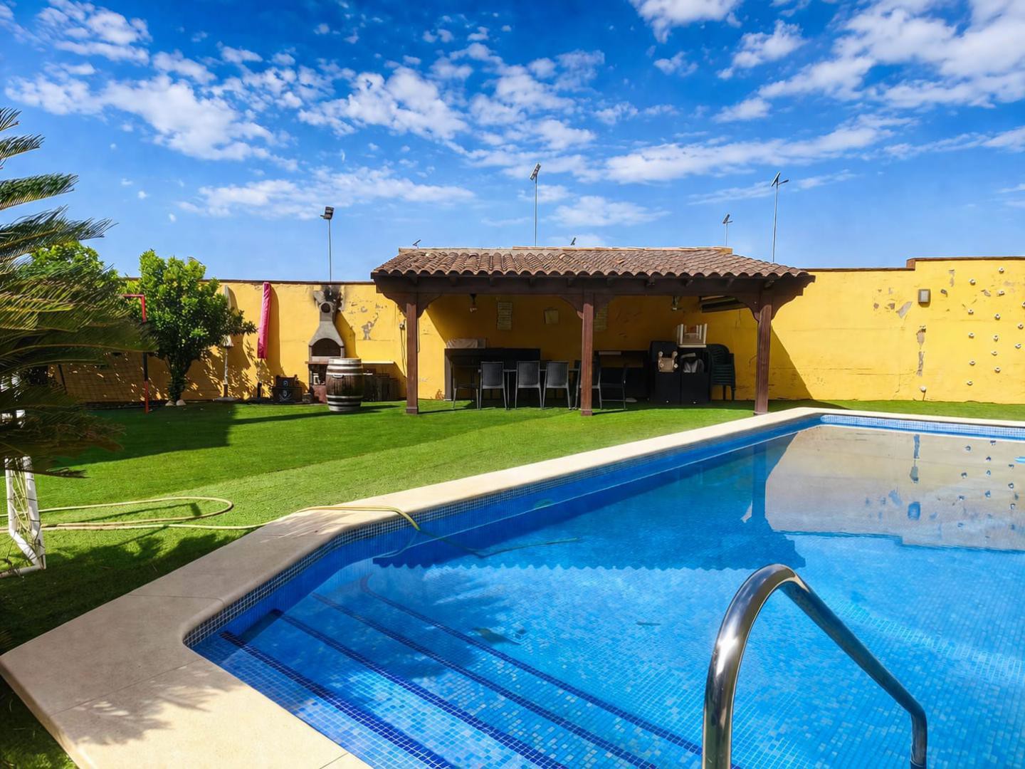 Chalet PAREADO EXCLUSIVO DE LA PROMOCIÓN ya que consta de un terreno de 464 metros cuadrados y con mayor privacid