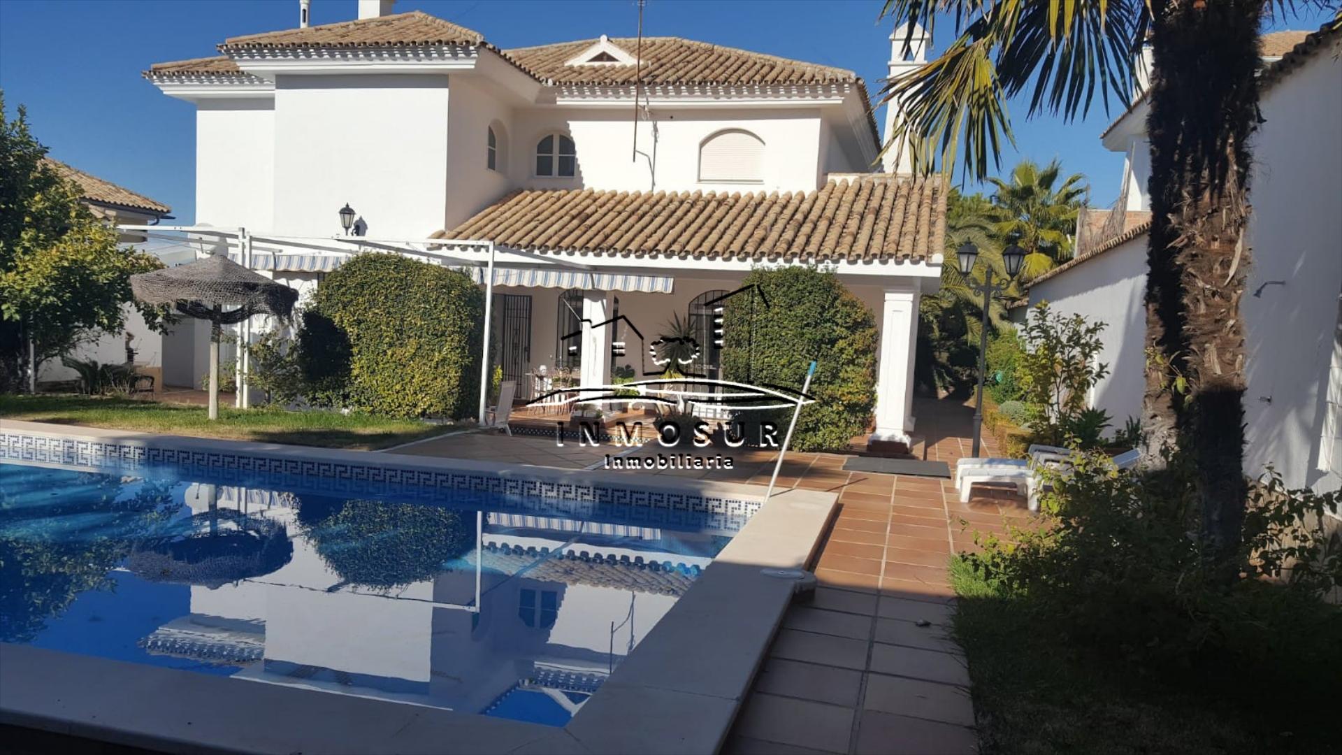 Casa en zona Era el Santo. Cuenta con una superficie de parcela de 705 m2. y una superficie construida de 486 m2., distr