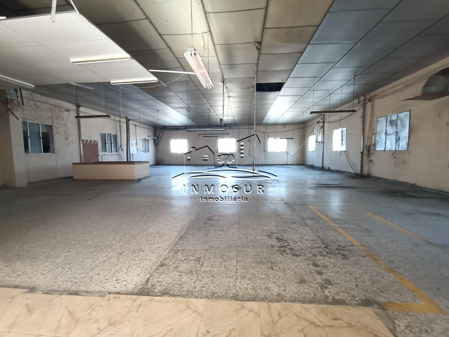 Nave en zona Carretera de Rute. Cuenta con una superficie de parcela de 2.380 m2. y una superficie construida de 2.612 m