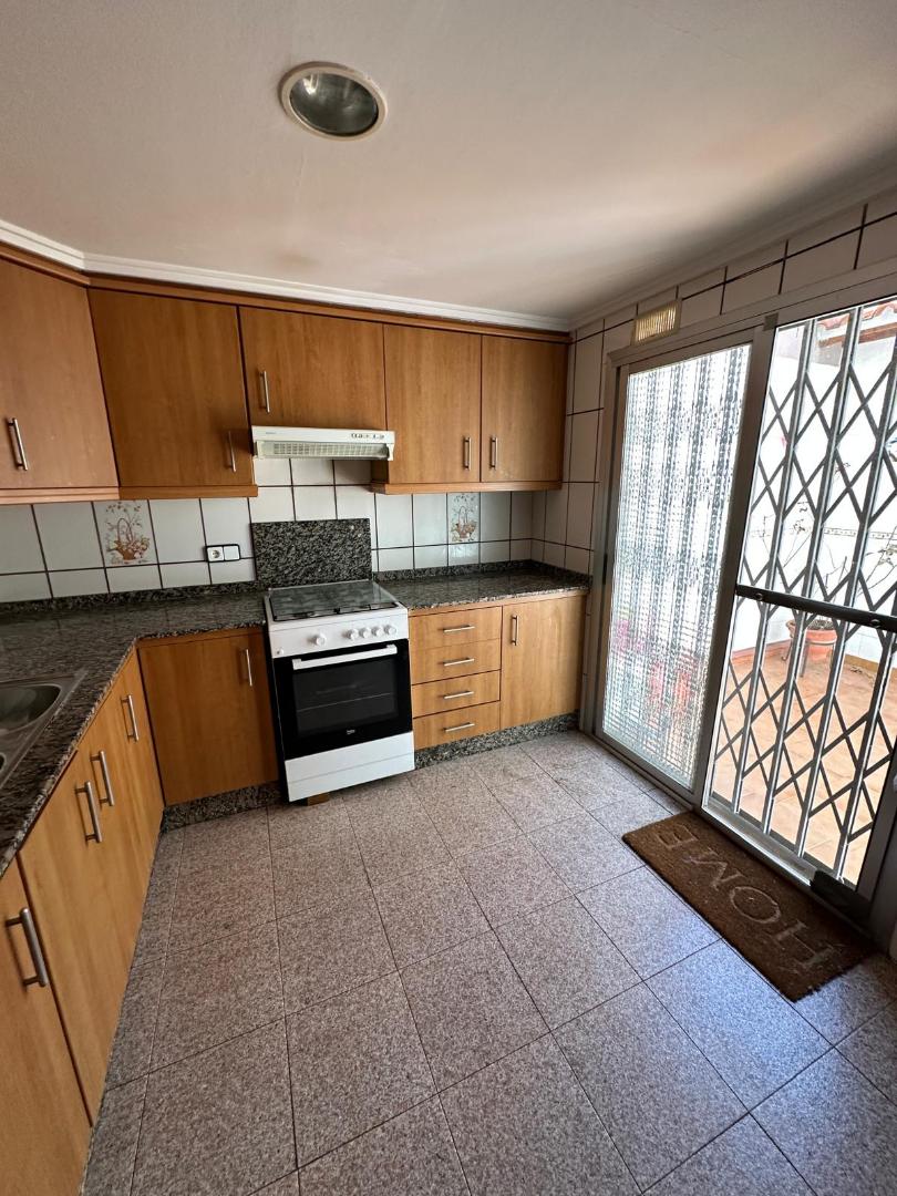 Adosado junto a Tres Forques.
El área principal de esta vivienda destaca por su amplitud y una disposición que favorece