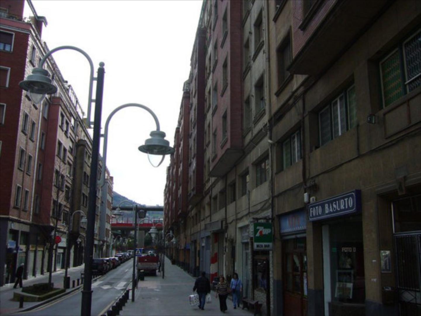 Local comercial de 50 m2 , con 4 m de alto, 3,5 de ancho y 14 metros de fondo
con entreplanta
Con acceso directo a la c
