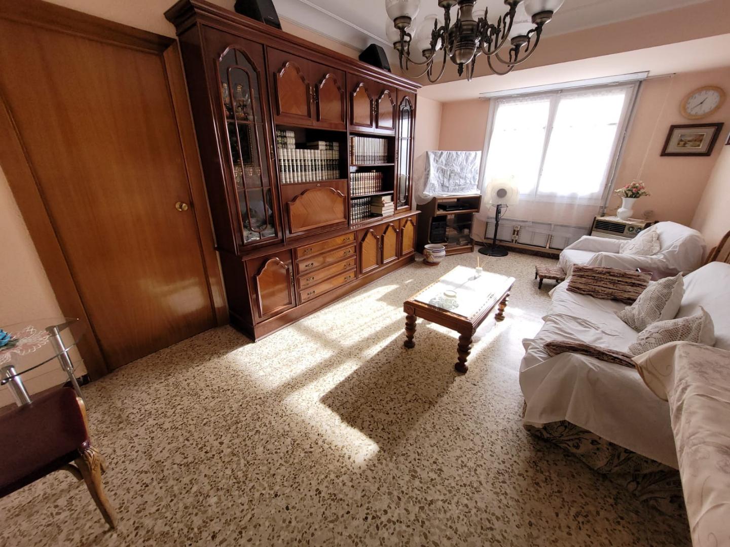 Este piso se encuentra situado en una ubicación inmejorable, justo al lado de la Vía Hispanidad y con fácil acceso a la