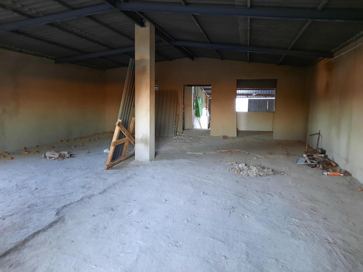 Local en construcción en zona las Peñuelas. Dispone de una superficie de parcela de 249 m2. y una superficie construida
