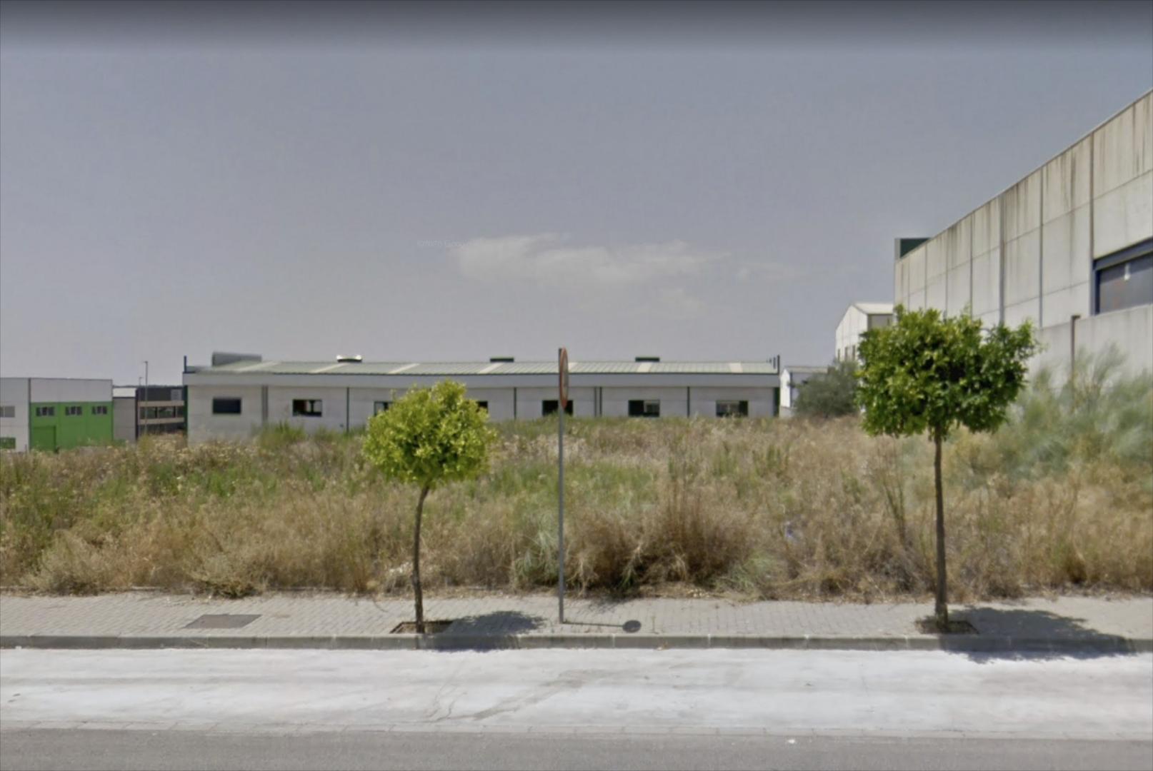 Solar de uso industrial en Parque Empresarial Príncipe Felipe. Cuenta con una superficie de 1891 m2. y una fachada de 27