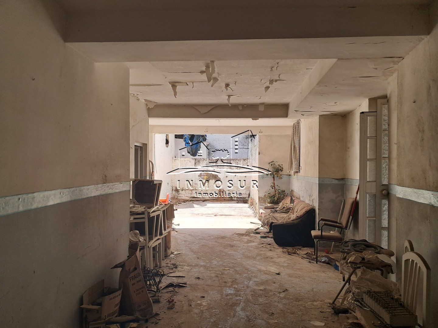 Casa en zona calle Alamos. Cuenta con una superficie de parcela de 98 m2. y una superficie construida de 198 m2. La vivi
