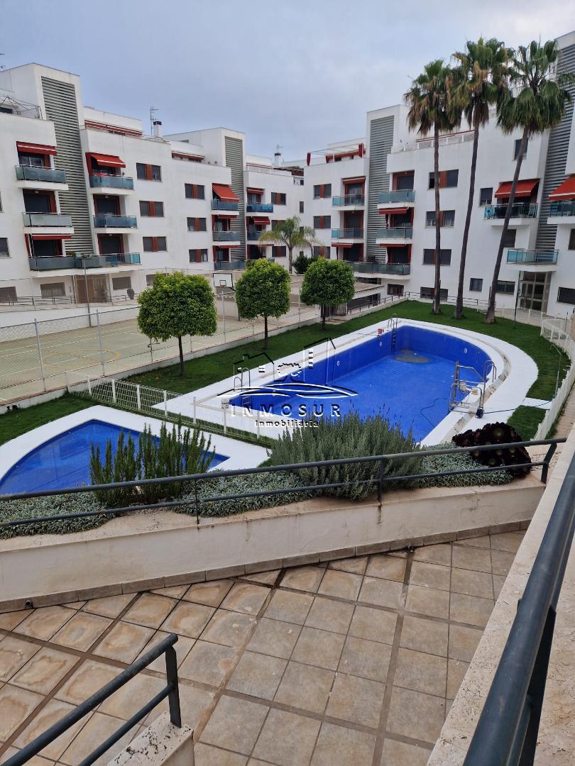 Piso en zona Ronda del Valle. La vivienda dispone de una superficie de 130 m2. construidos y se encuentra distribuido en