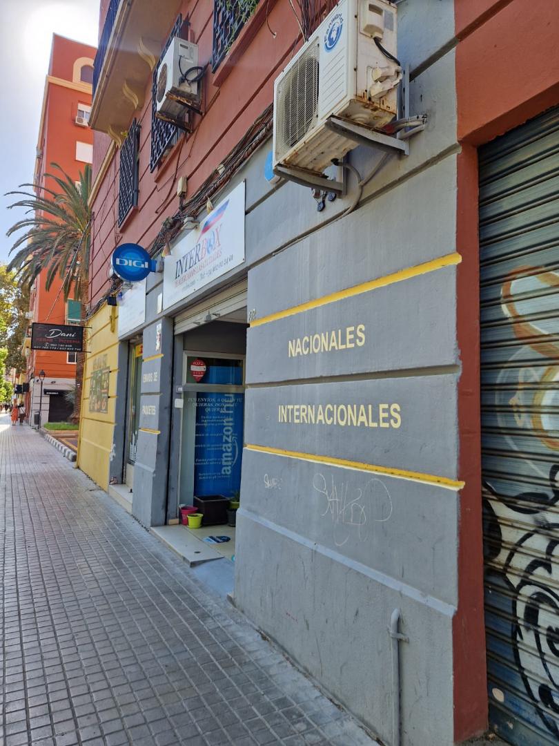 Muy buen estado, con dos puertas a la calle, 2 aseos, con fachada a la Avenida Blasco Ibáñez y próximo a Músico Ginés.