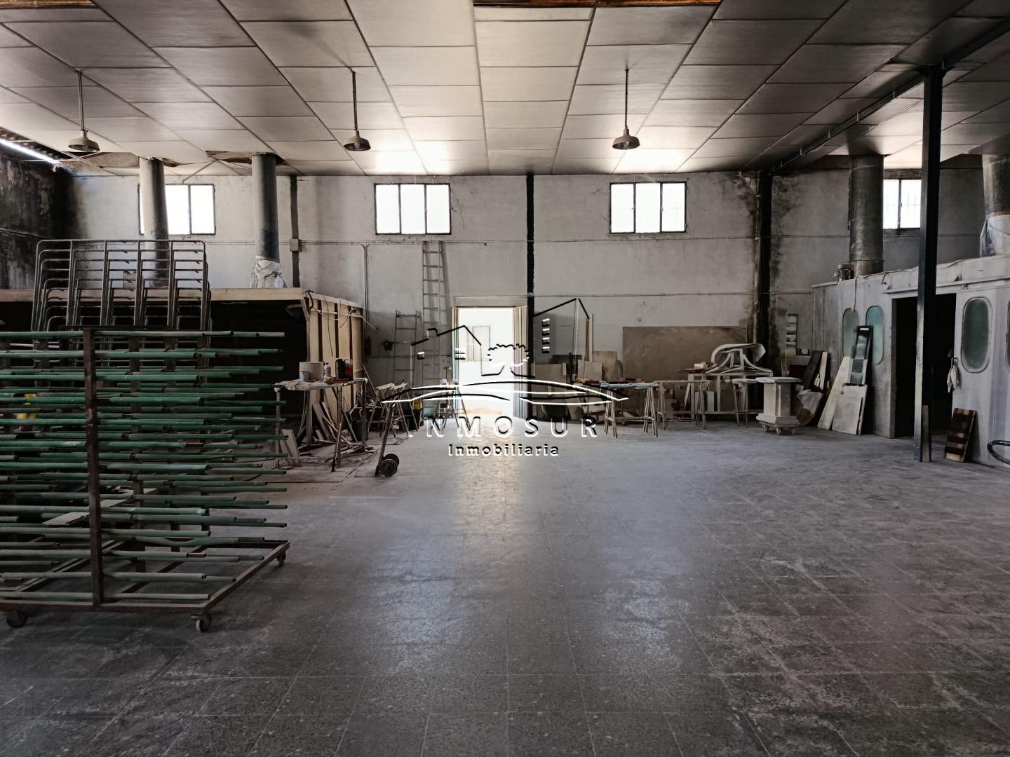 Nave en Polígono Los Santos. Cuenta con una superficie de parcela de 1.000 m2. y una superficie contruida de 950 m2. en