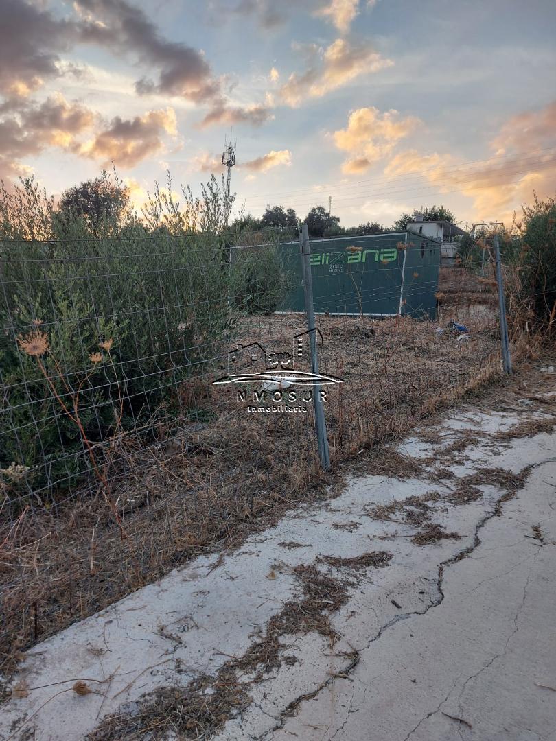 Parcela en Sierra de Aras. Cuenta con una superficie de 1.000 m2. Se encuentra vallada y dispone de un contenedor de cam