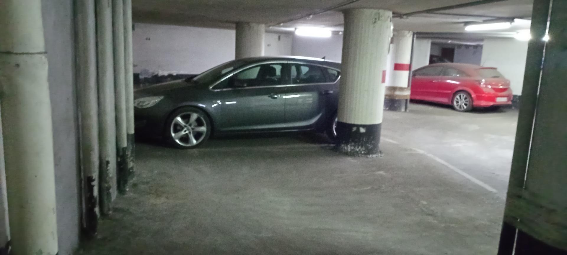 Inmobiliaria Diputación pone a la venta amplia plaza de Garaje en la calle pintor Lekuona.
Dispone de 15 m2 para aparca