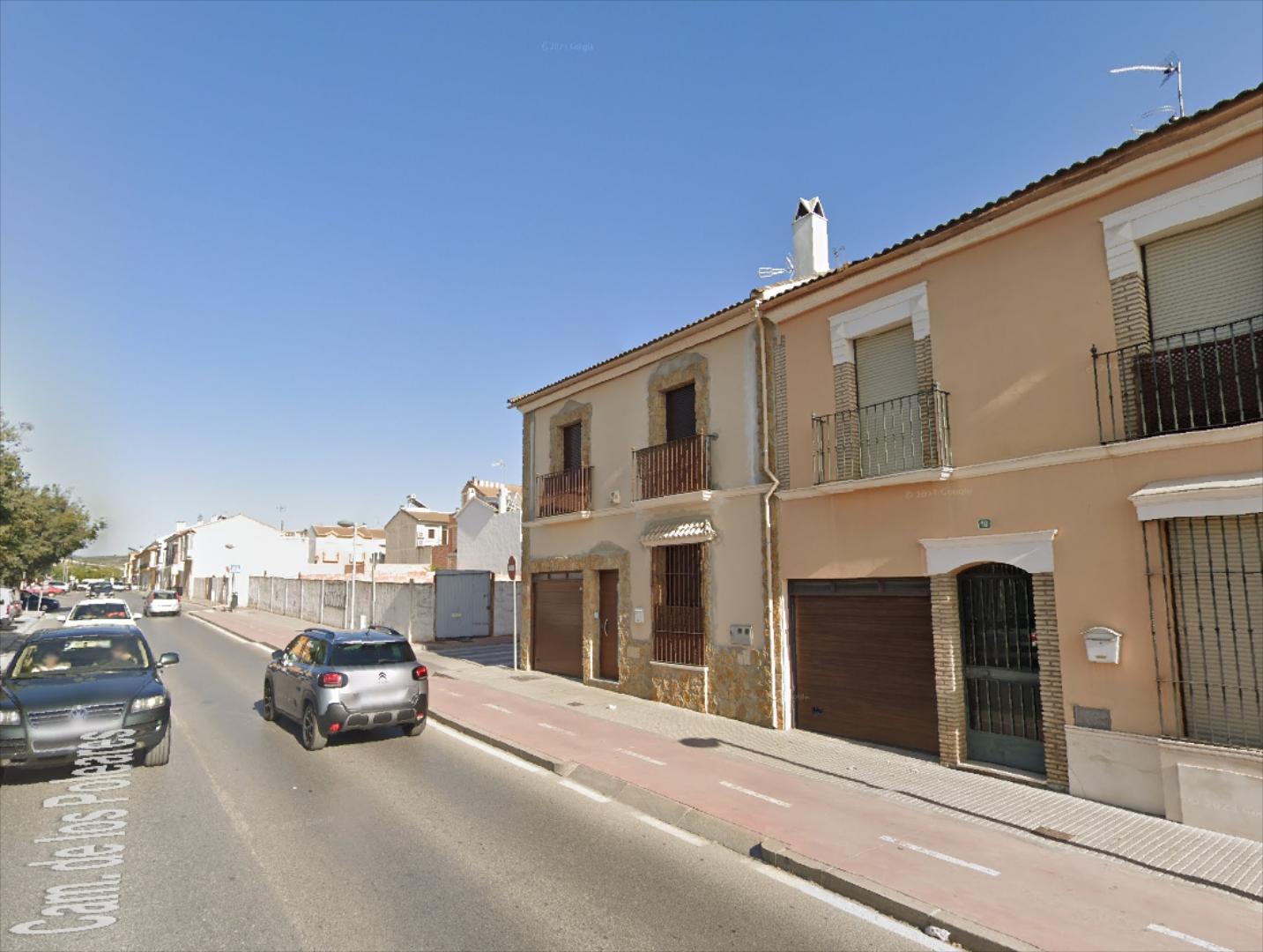 Parcela en zona Poleares. Cuenta con una superficie de 120 m2. Hace esquina a dos calles. Suelo urbano consolidado para