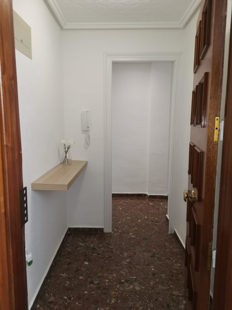 Se alquila magnífico piso de 3 habitaciones y 2 baños (baño y aseo). ideal para quienes buscan amplitud, comodidad y una 4