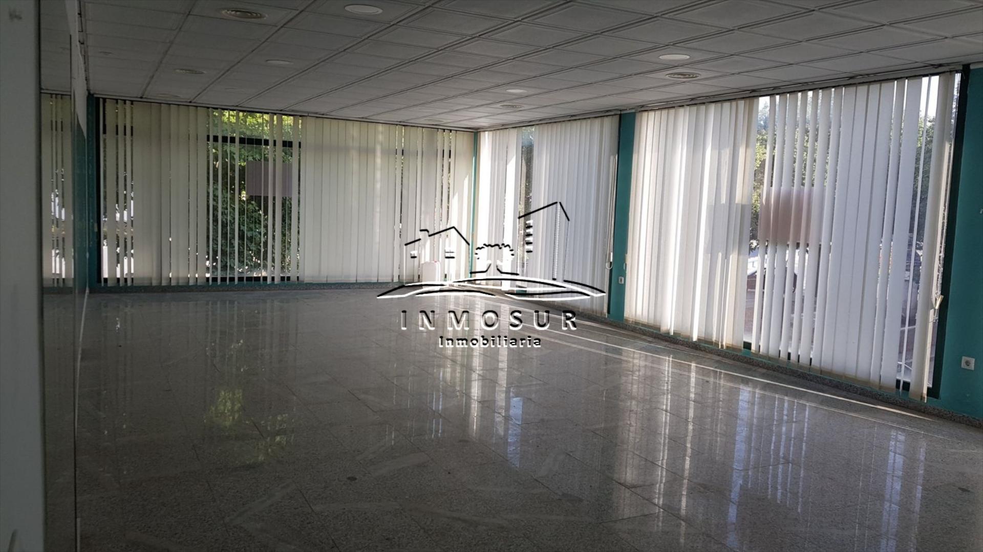Local en zona Carretera de Cabra. Cuenta con una superficie de 500 m2. distribuidos en dos plantas de 250 m2. cada una d