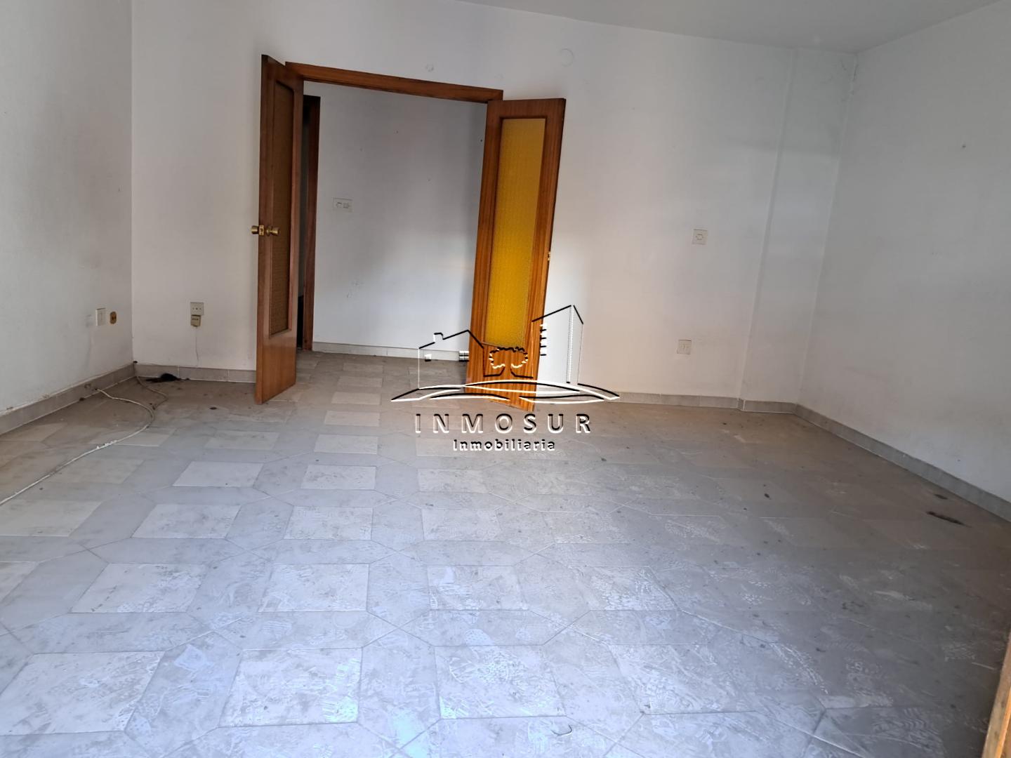 Piso muy céntrico en zona calle San Francisco. Cuenta con recibidor, un espacioso salón-comedor con dos balcones a la ca