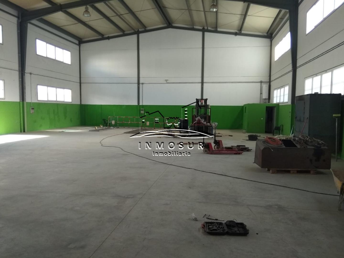 Nave en Polígono Industrial Príncipe Felipe. Cuenta con una superficie de 500 m2 y dispone de oficina, altillo y patio.