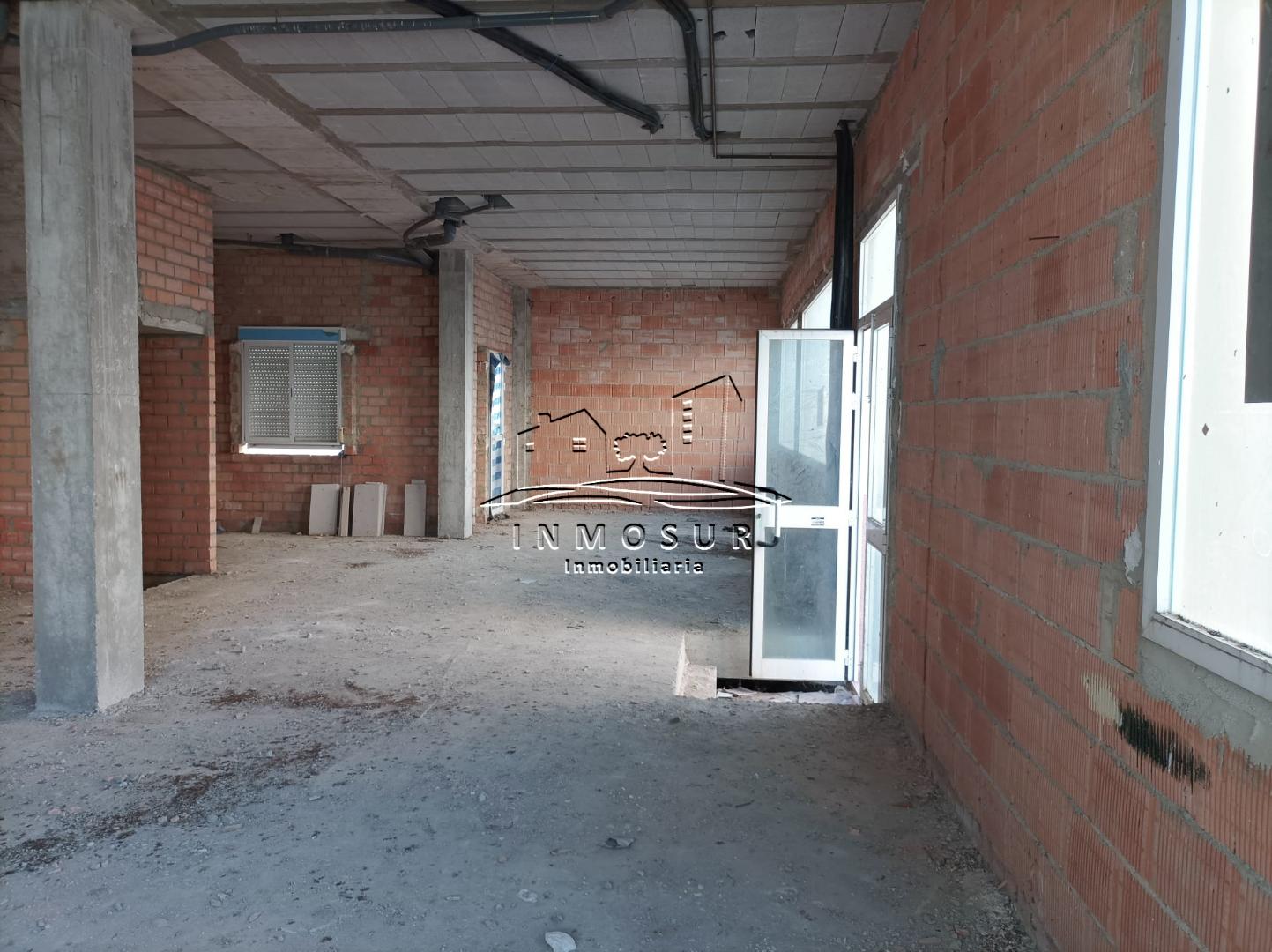 Local comercial en zona los Polares. Cuenta con una superficie construida de 218 m2. Dispone de un sótano de 121 m2. y u