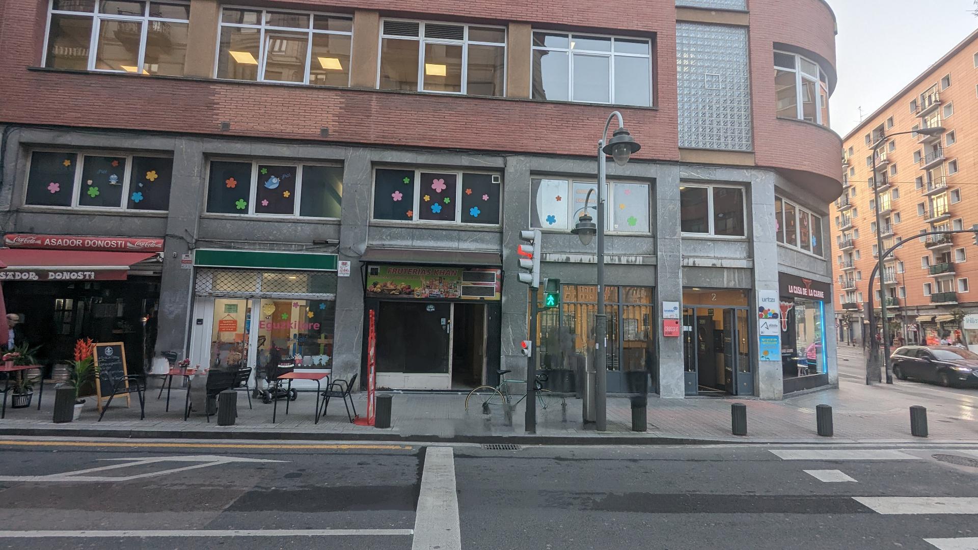 Ponemos a su disposición un local en segunda línea comercial, en un barrio con mucha vida. Son 27 metros cuadrados y dis