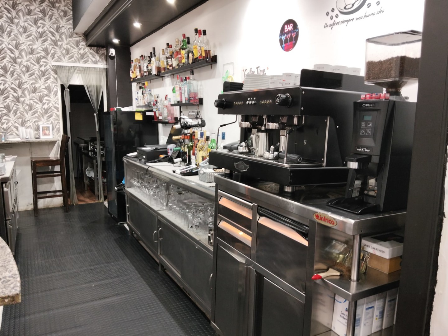 Traspaso bar cafetería totalmente equipada en Picanya, muy cerca al Mercado Municipal.
El local de 170 m2 esta totalmen 2