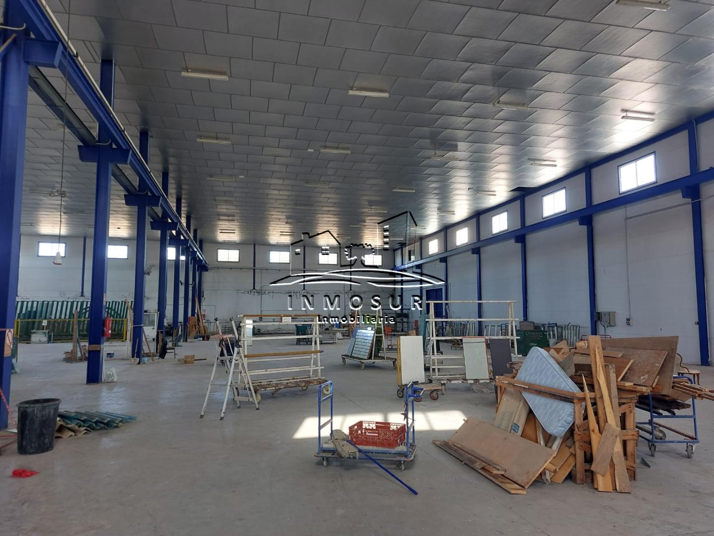 Nave en Polígono Industrial Pilar de la Dehesa. Cuenta con una superficie de 2.700 m2. en una planta. Dispone de cuarto