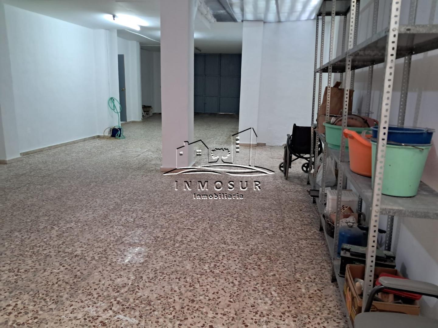 Local comercial céntrico con una superficie de 80 m2.