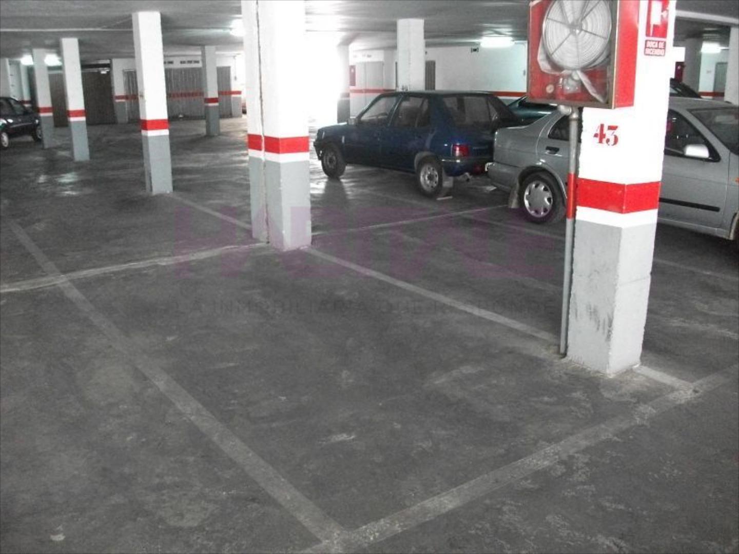 Plaza de garaje en zona muy saturada de coches con difícil aparcamiento, con posibilidad de comprar la de detras con mis 2