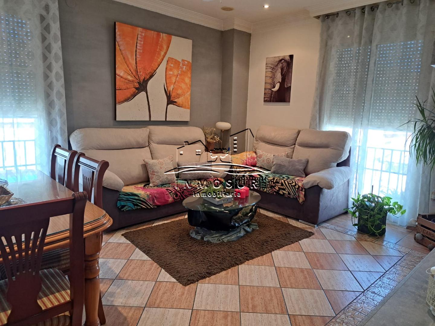 Piso en zona calle Cabrillana. Cuenta con recibidor, salón-comedor, cocina, cuarto de baño y tres dormitorios. La vivien