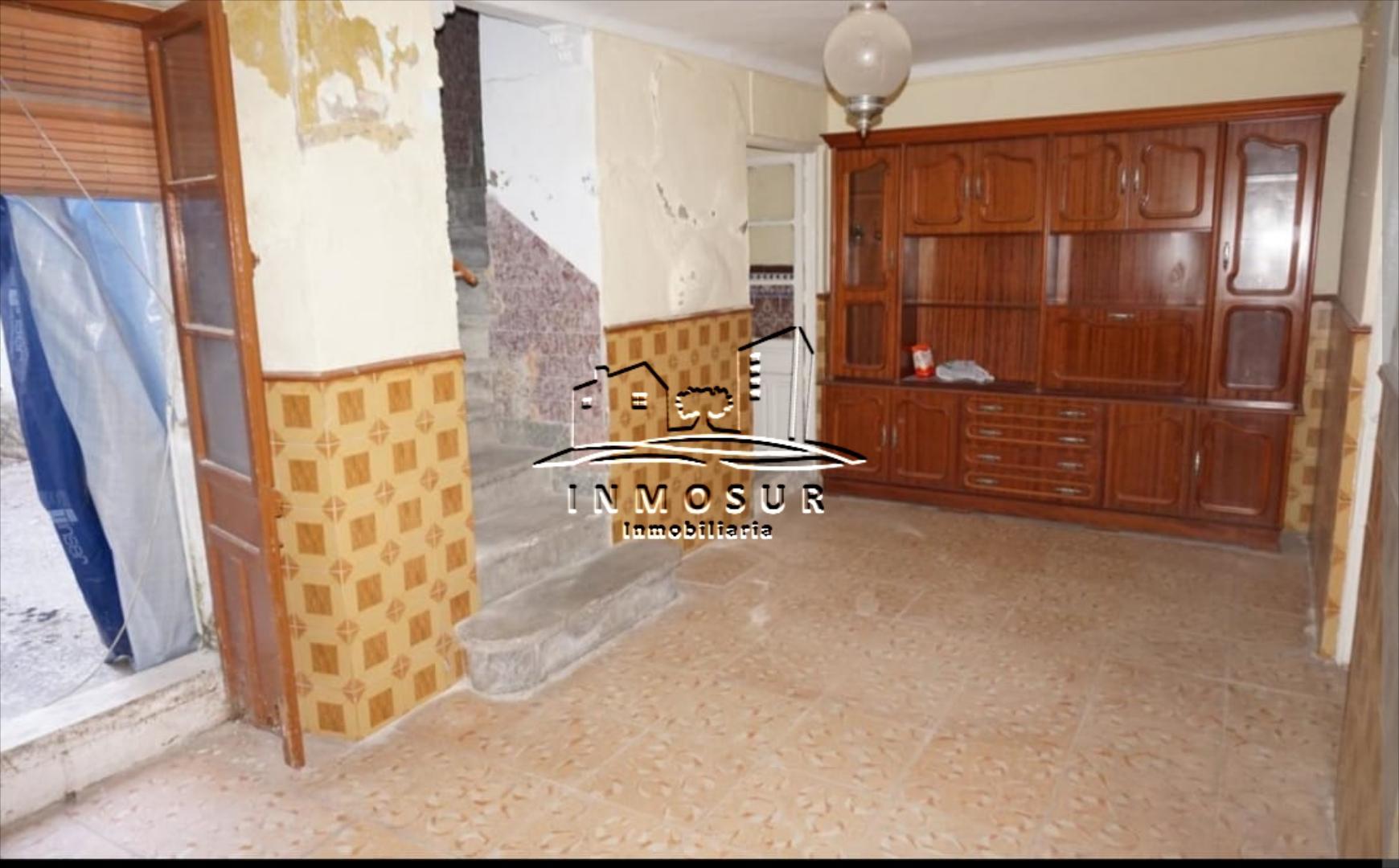 Casa en zona Llanete San Francisco. Cuenta con una superficie de parcela de 102 m2. y una superficie construida de 246 m
