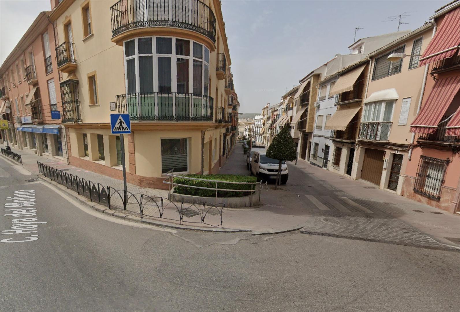 Local comercial en zona Hoya del Molino. Cuenta con una superficie de 175 m2., distribuidos en una planta baja de 72 m2.