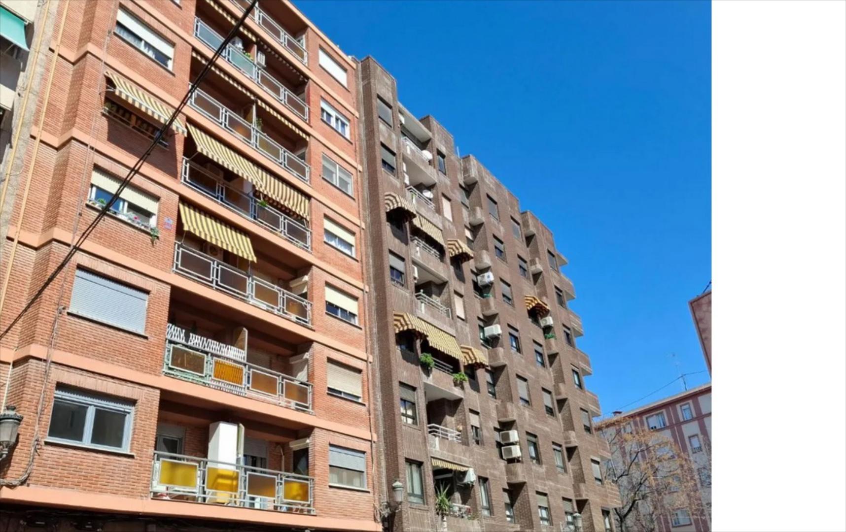 Venta de vivienda con mejoras para entrar a vivir en una 2ª altura con ascensor, ubicada en el barrio de Monteolivete, a