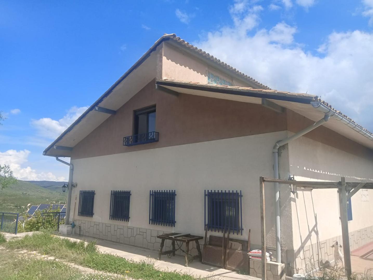 Se vende chalet con 35.000 m2 paraje natural en YATOVA,
CHALET CONSTA DE 3 ALTURAS,
PLANTA SOTANO GARAJE
PLANTA BAJA GR