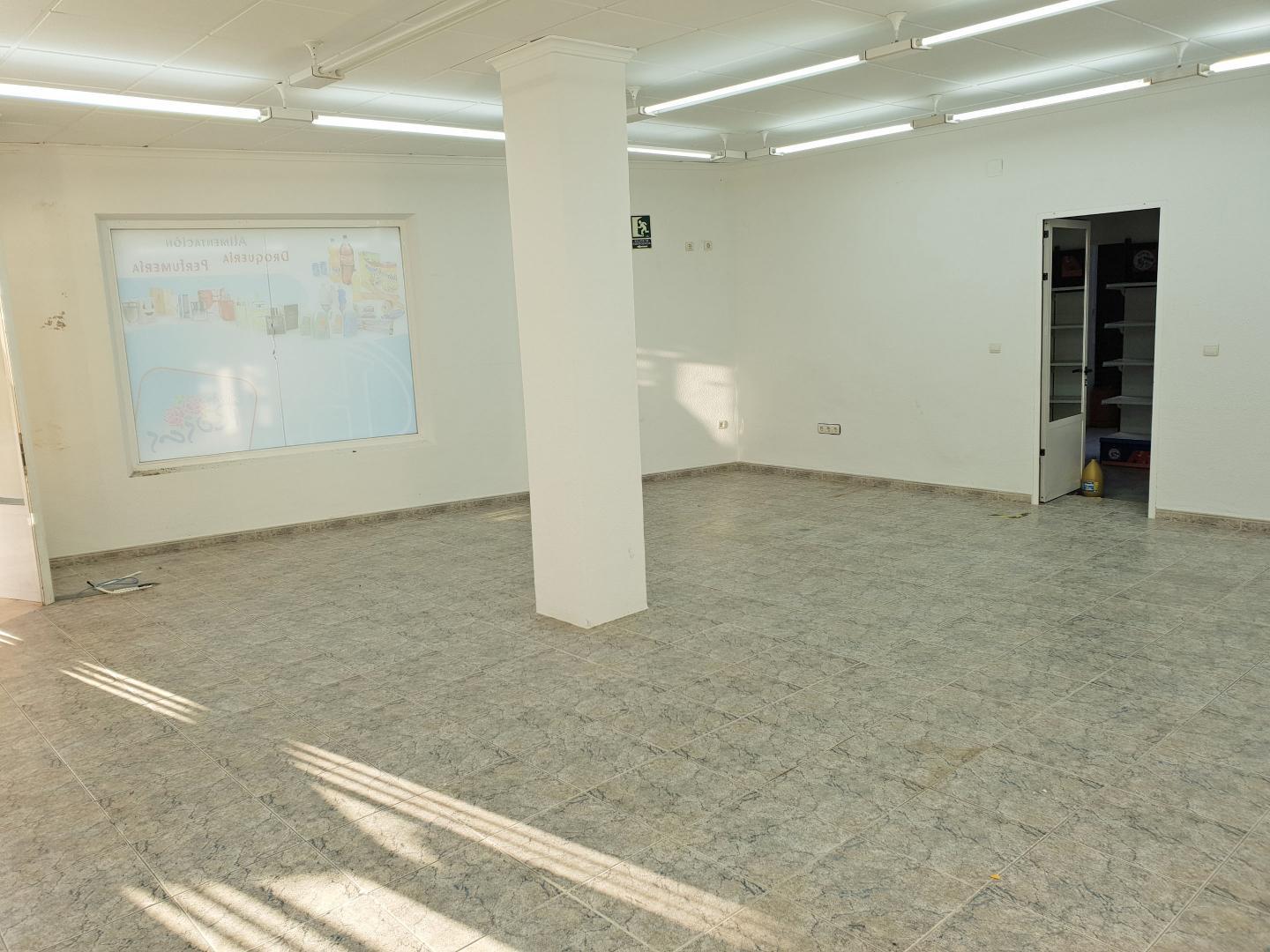ELDA: Local en esquina de unos 110 m2 ,(tiene una amplia parte en esquina, luego un trastero y una parte de almacén, con