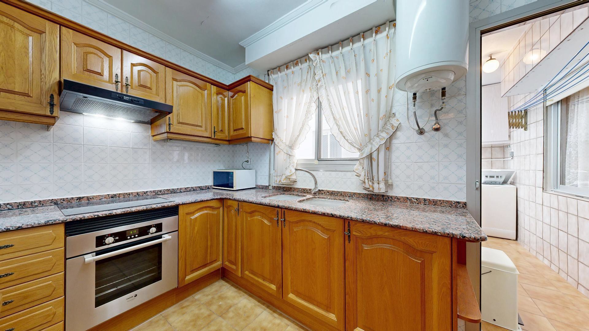 Amplia y luminosa vivienda en excelente zona céntrica con garaje
Se vende magnífica vivienda situada en una de las mej