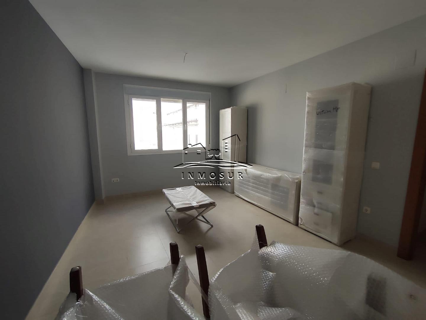 Piso dúplex en calle San Pedro. Cuenta con una superficie de 125 m2. distribuidos en recibidor, salón-comedor, cocina, c