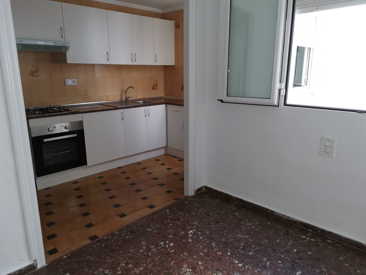 Se alquila magnífico piso de 3 habitaciones y 2 baños (baño y aseo). ideal para quienes buscan amplitud, comodidad y una 5