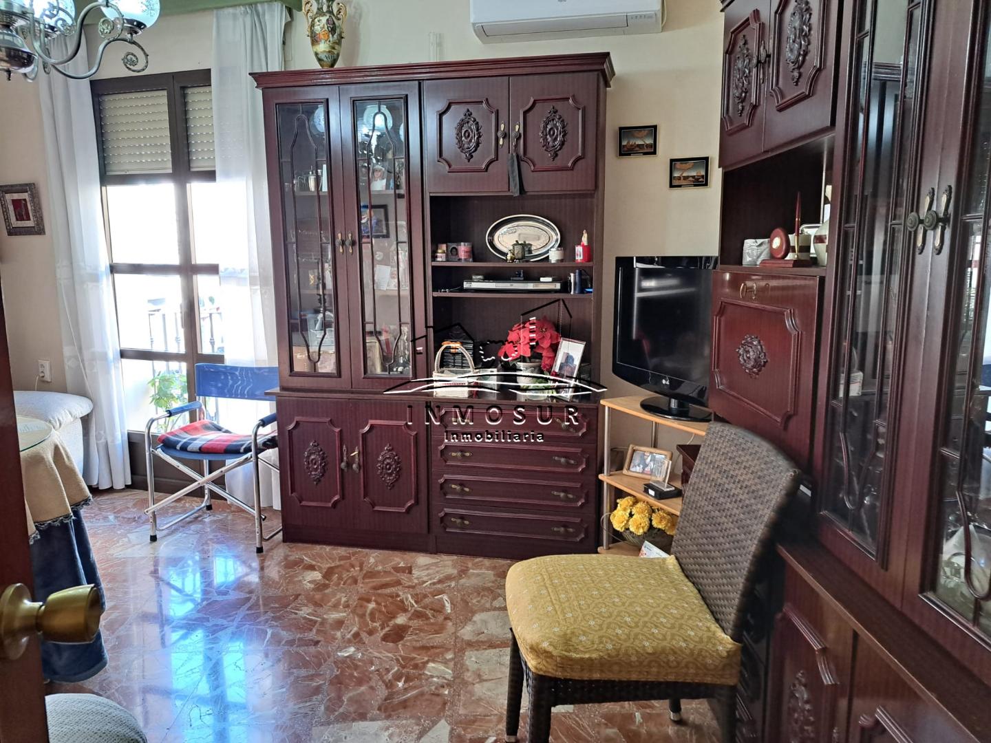 Casa en zona calle San Francisco. En la planta baja cuenta con un local comercial de 45 m2. construidos y 51 m2. constru