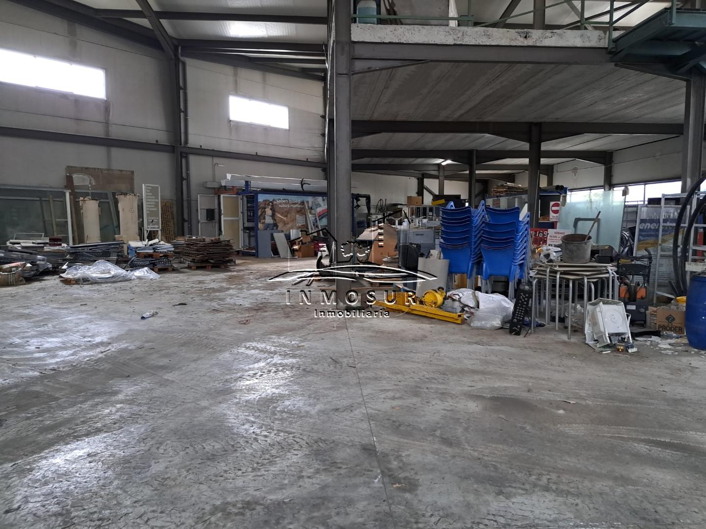 Nave en Parque Empresarial Príncipe Felipe. Cuenta con una superficie de parcela de 3330 m2. y una nave con 945 m2. cons