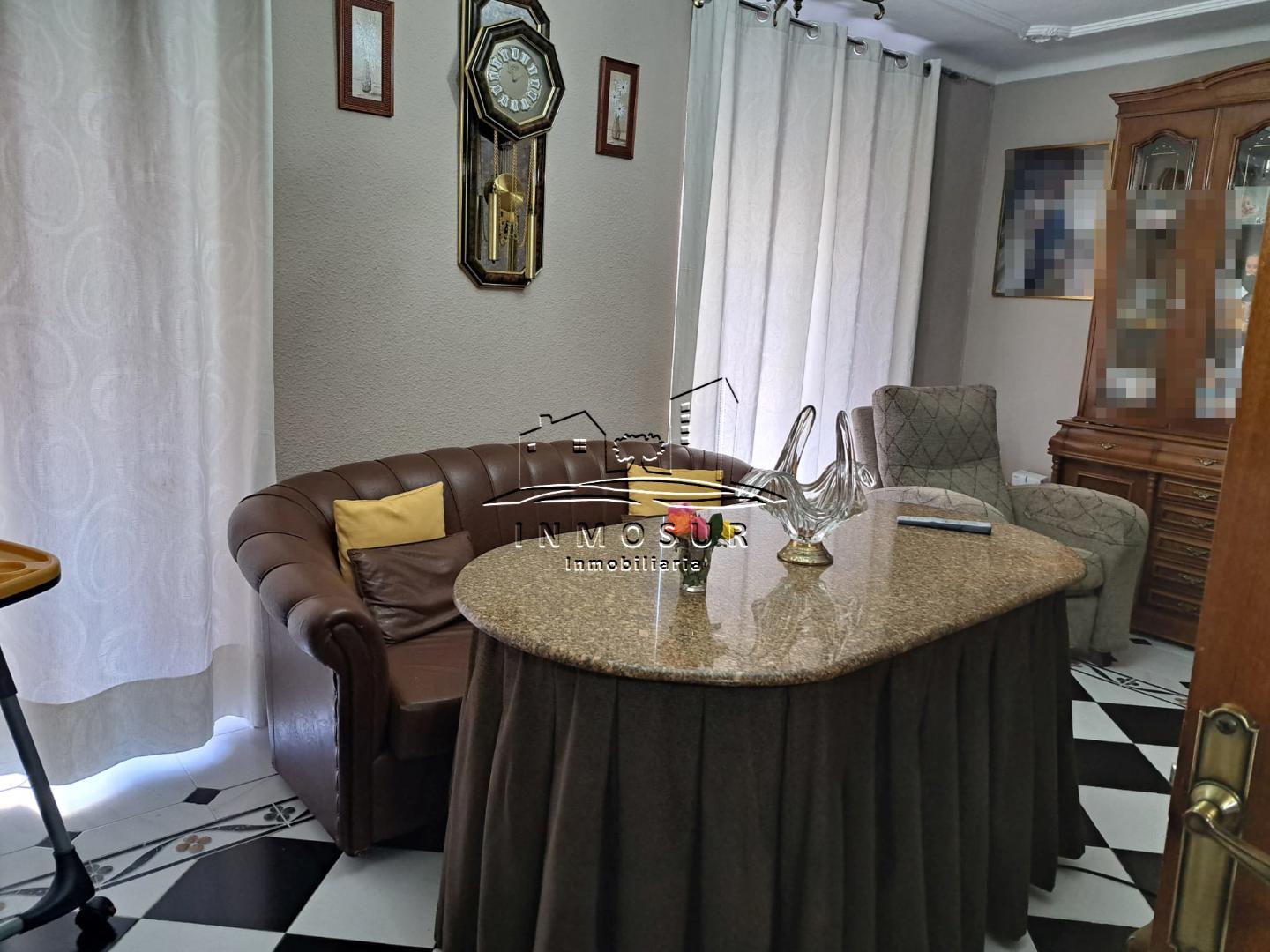 Casa con tres viviendas en zona Llano Tinajerías. La planta baja del edificio cuenta con dos entradas independientes, en