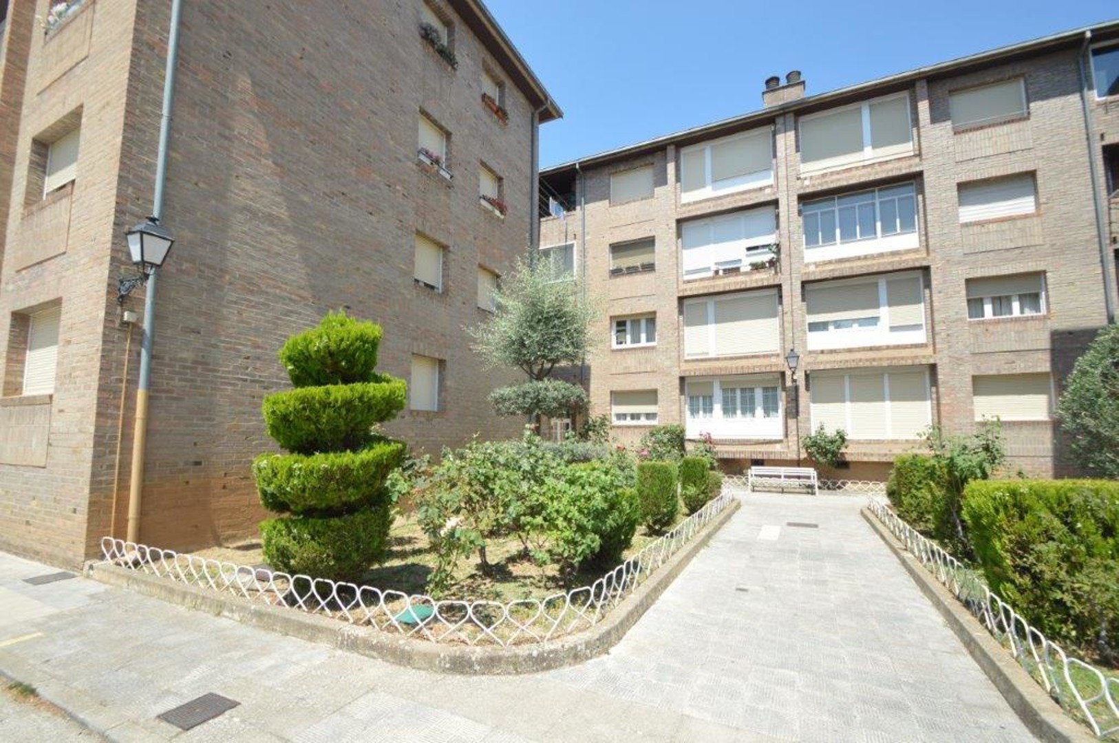 ¡Descubre tu nuevo hogar en la Avenida Oroel!
Gracias a su orientación Este y su ubicación en planta baja exterior, la v