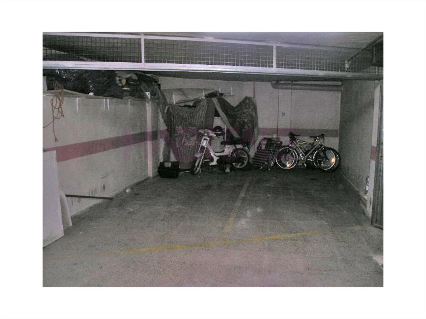 Plaza de garaje cerrada compartida con otra, en planta sótano, con buen acceso, cabe un coche amplio y una moto, con est
