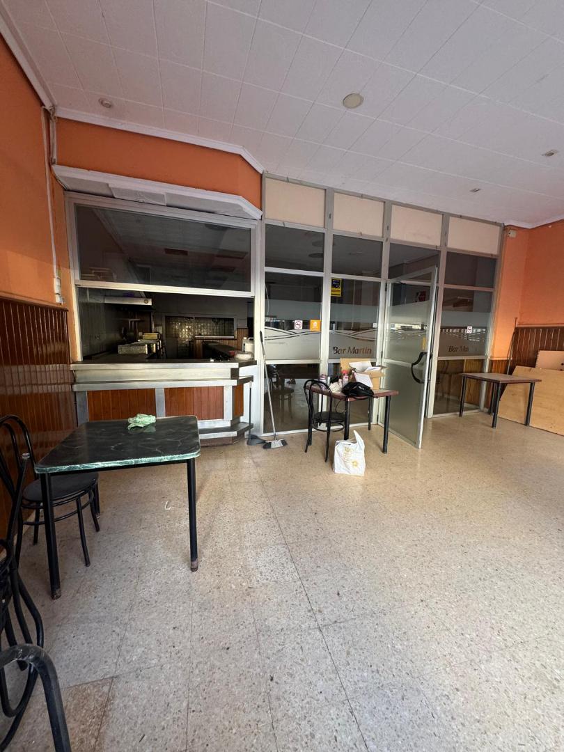 Se vende Local Comercial de 153m2 por catastro, con rampa de acceso. Posibilidad de pedir dos Vados. Espacio diáfano. Id