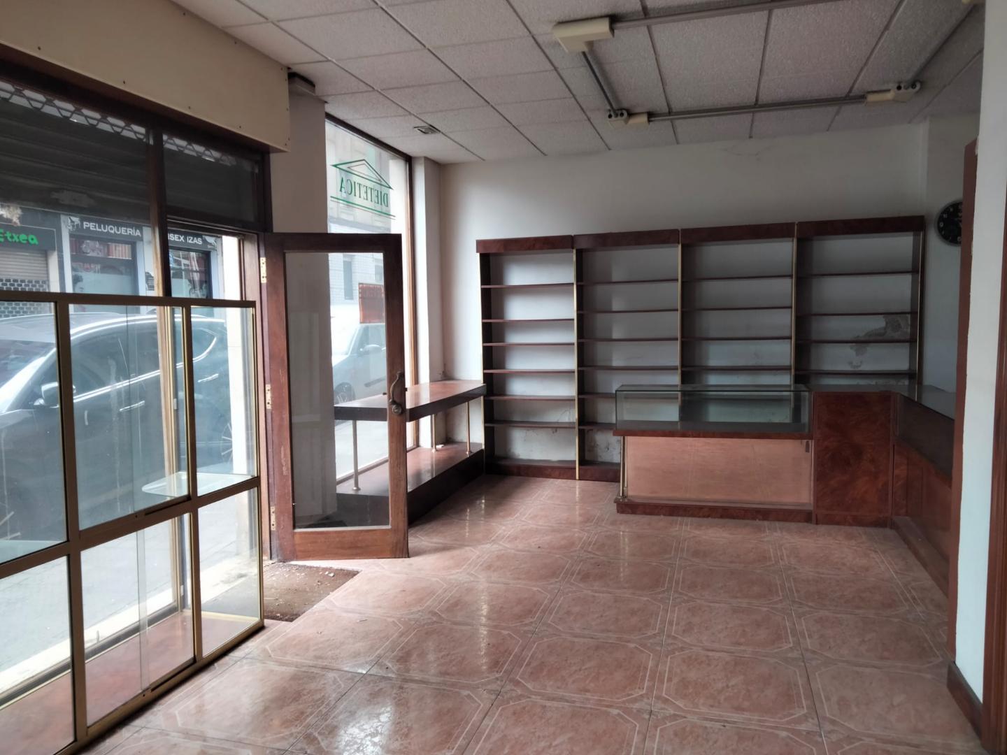 Local comercial en venta, Sestao, cerca del ayuntamiento y de la salida de metro del casco, 3 escaparates, baño, almacén