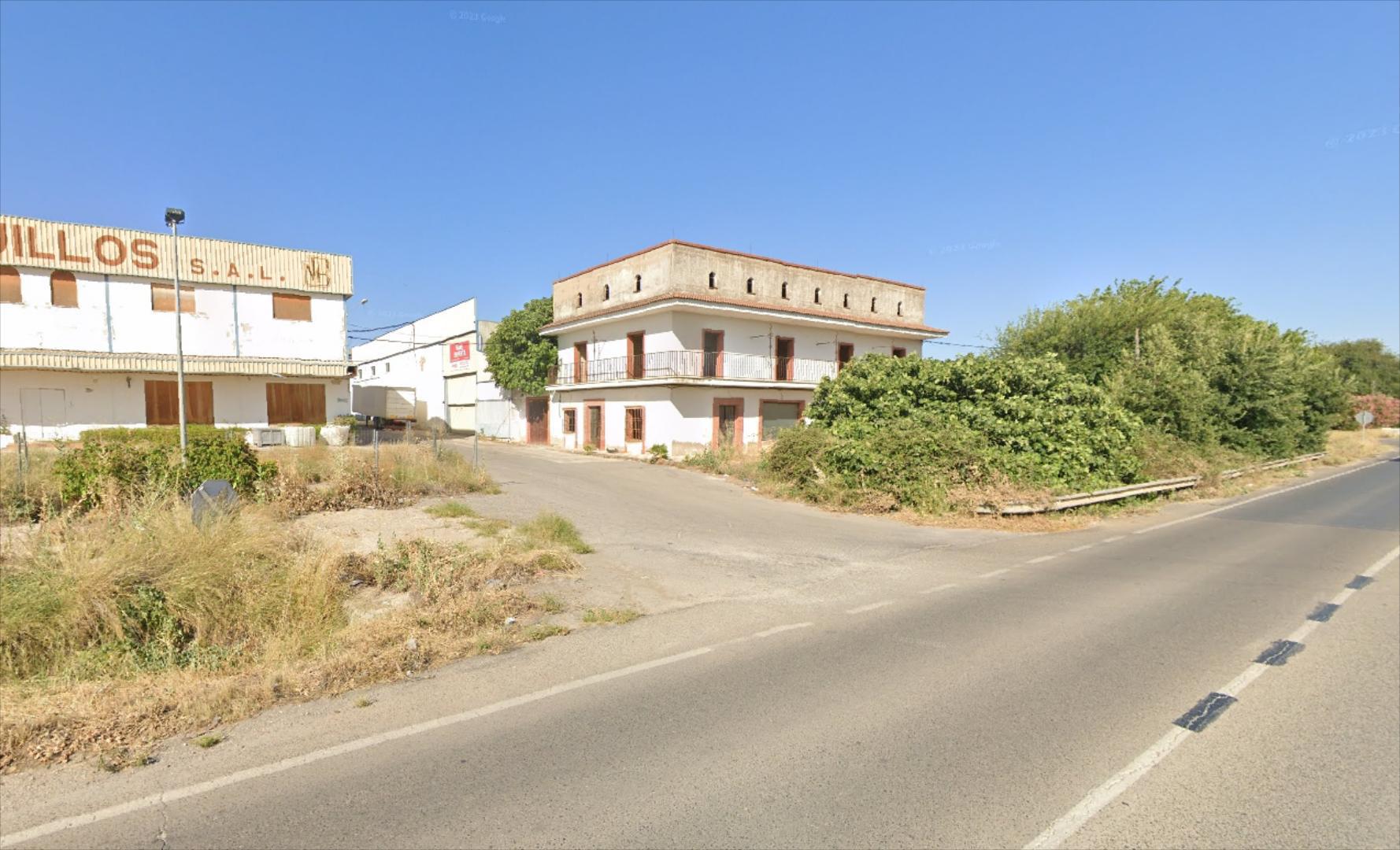 Nave en Carretera de Córdoba - Los Santos. A pie de carretera. Cuenta con una superficie de 600 m2. en dos plantas y un