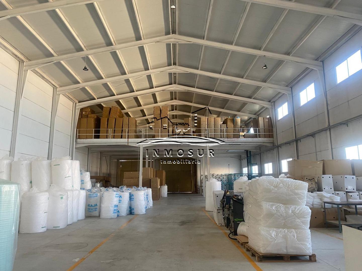 Nave en Polígono Industrial Pilar de la Dehesa. Cuenta con una superficie de 1.620 m2., distribuidos en una planta baja