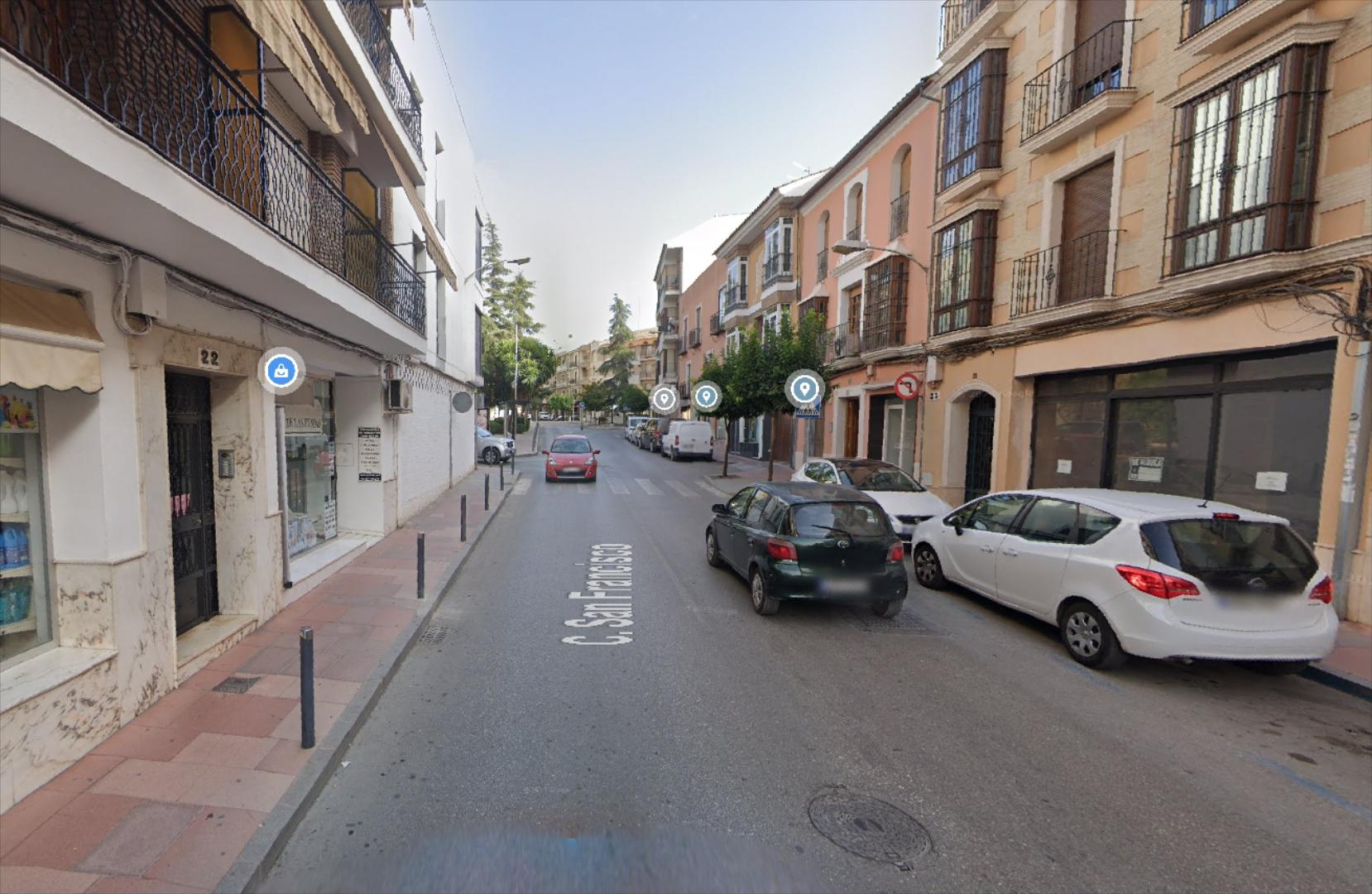 Local comercial céntrico en calle San Francisco. Cuenta con una superficie de 340 m2, distribuidos en una planta baja de